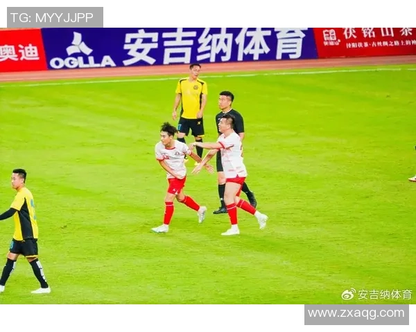 足球球星与小球迷互动的温暖瞬间展现了体育精神与关爱的力量 足球球星与小球迷互动的温暖瞬间展现了体育精神与关爱的力量