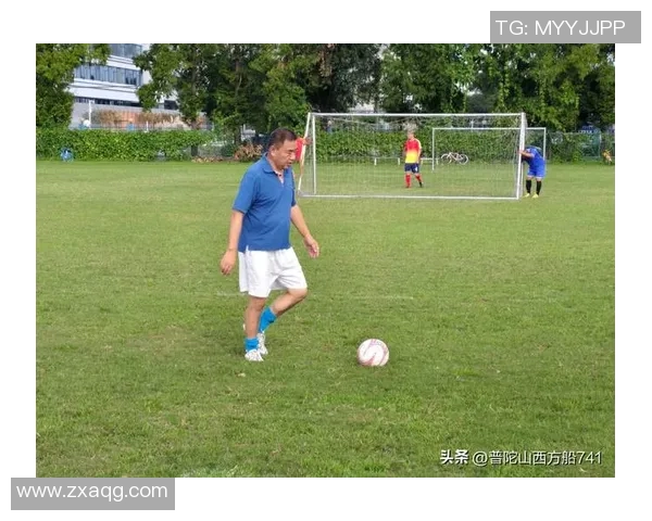 足球球星身型塑造与成长历程解析为男孩子提供健身与运动启示 足球球星身型塑造与成长历程解析为男孩子提供健身与运动启示